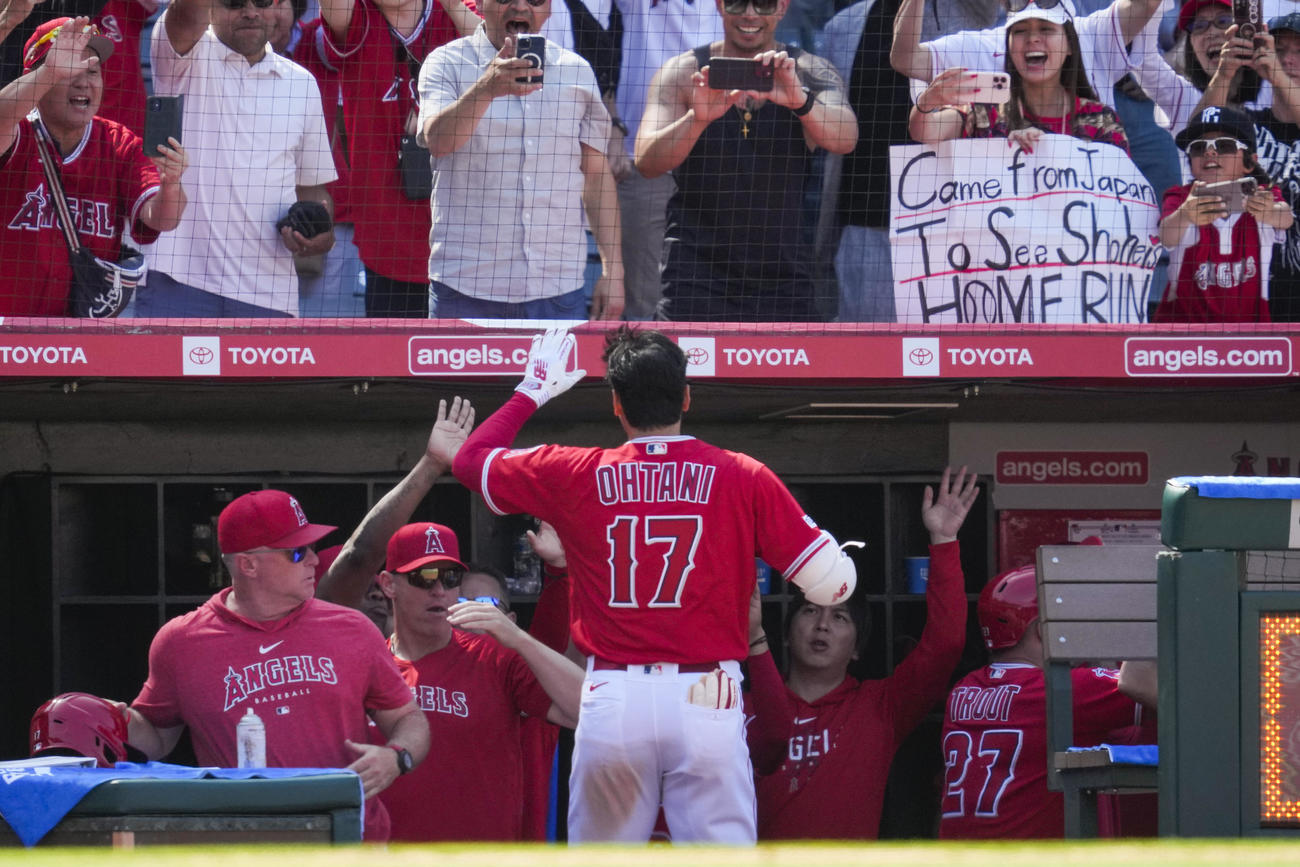 本塁打を放った大谷翔平はベンチでチームメートに祝福される（AP）