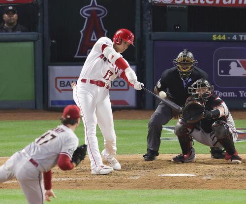 米大リーグ、ダイヤモンドバックス戦の6回、2試合連続となる30号ソロを放つエンゼルスの大谷翔平。日本選手で初の3年連続30本塁打を達成した=6月30日、アナハイム(共同)