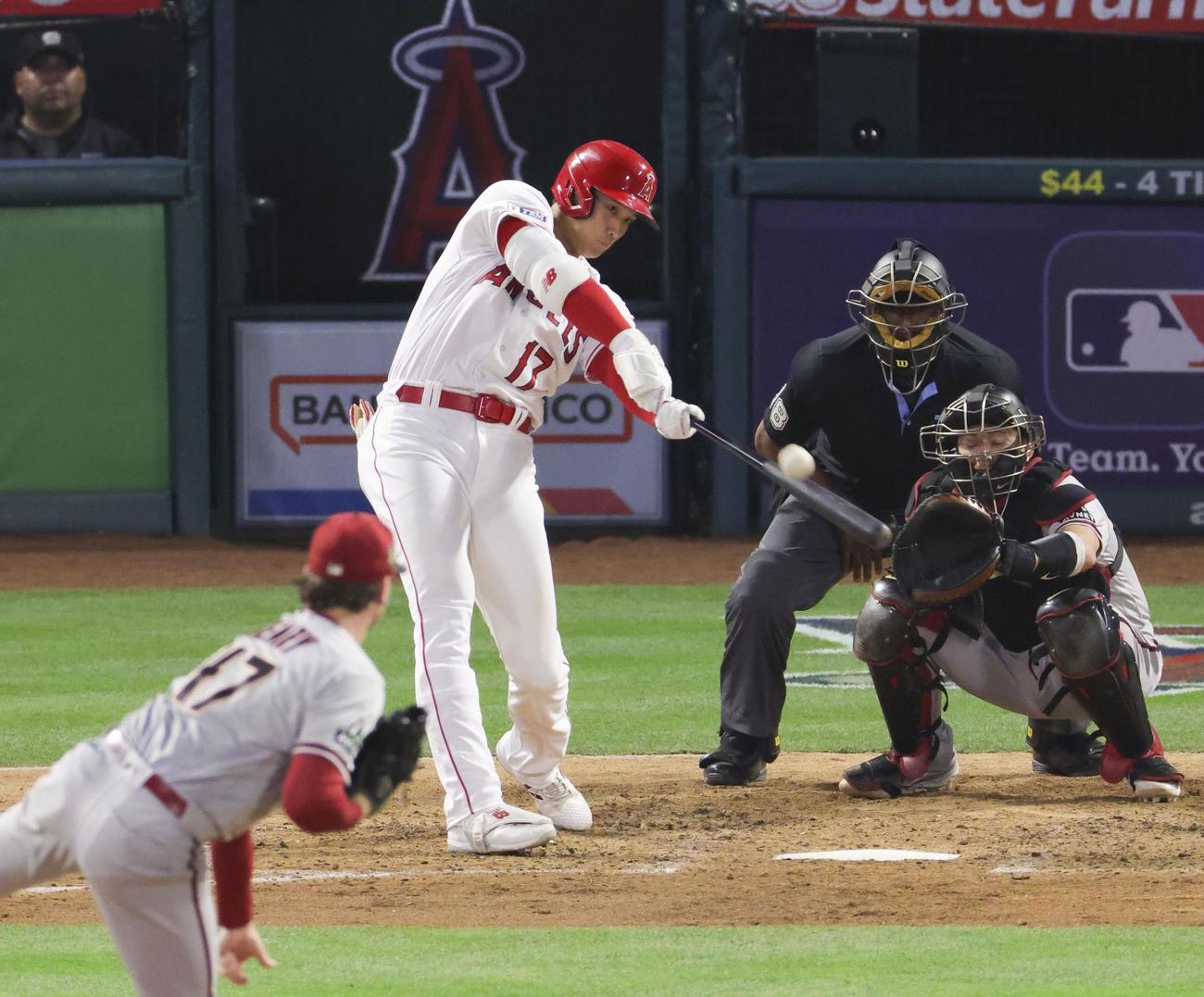 米大リーグ、ダイヤモンドバックス戦の6回、2試合連続となる30号ソロを放つエンゼルスの大谷翔平。日本選手で初の3年連続30本塁打を達成した＝6月30日、アナハイム（共同）