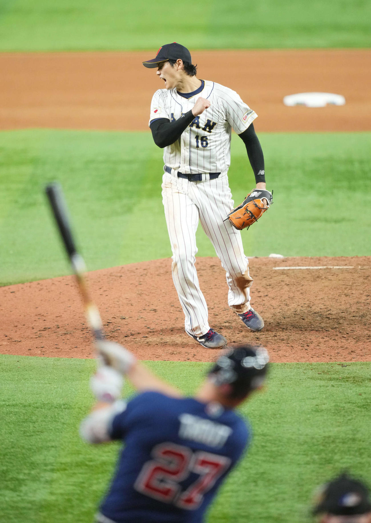 3月21日、WBC決勝の9回、米国のトラウト（手前）を三振に仕留めて世界一を決め、ガッツポーズする大谷