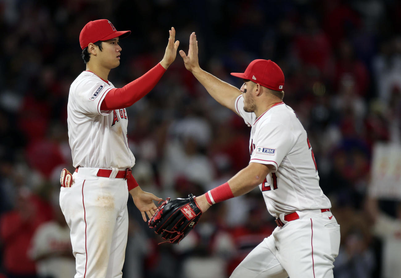 2023年6月6日　エンゼルス対カブス　カブスに勝利し、トラウト（右）らナインを出迎えるエンゼルス大谷