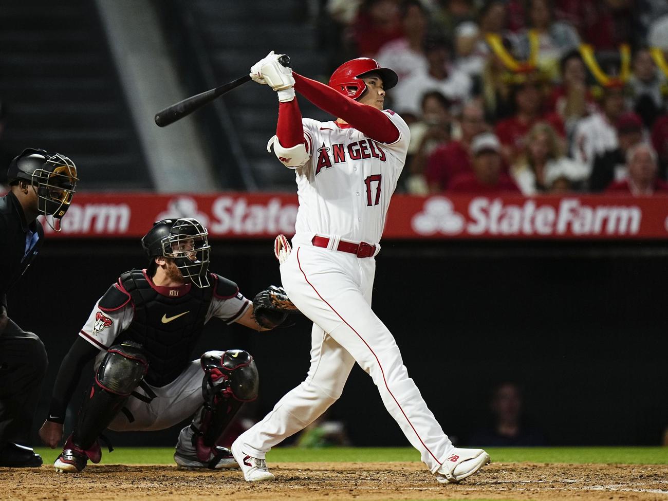 米大リーグ、ダイヤモンドバックス戦の6回、2試合連続となる30号ソロを放つエンゼルスの大谷翔平。日本選手で初の3年連続30本塁打を達成した（共同）