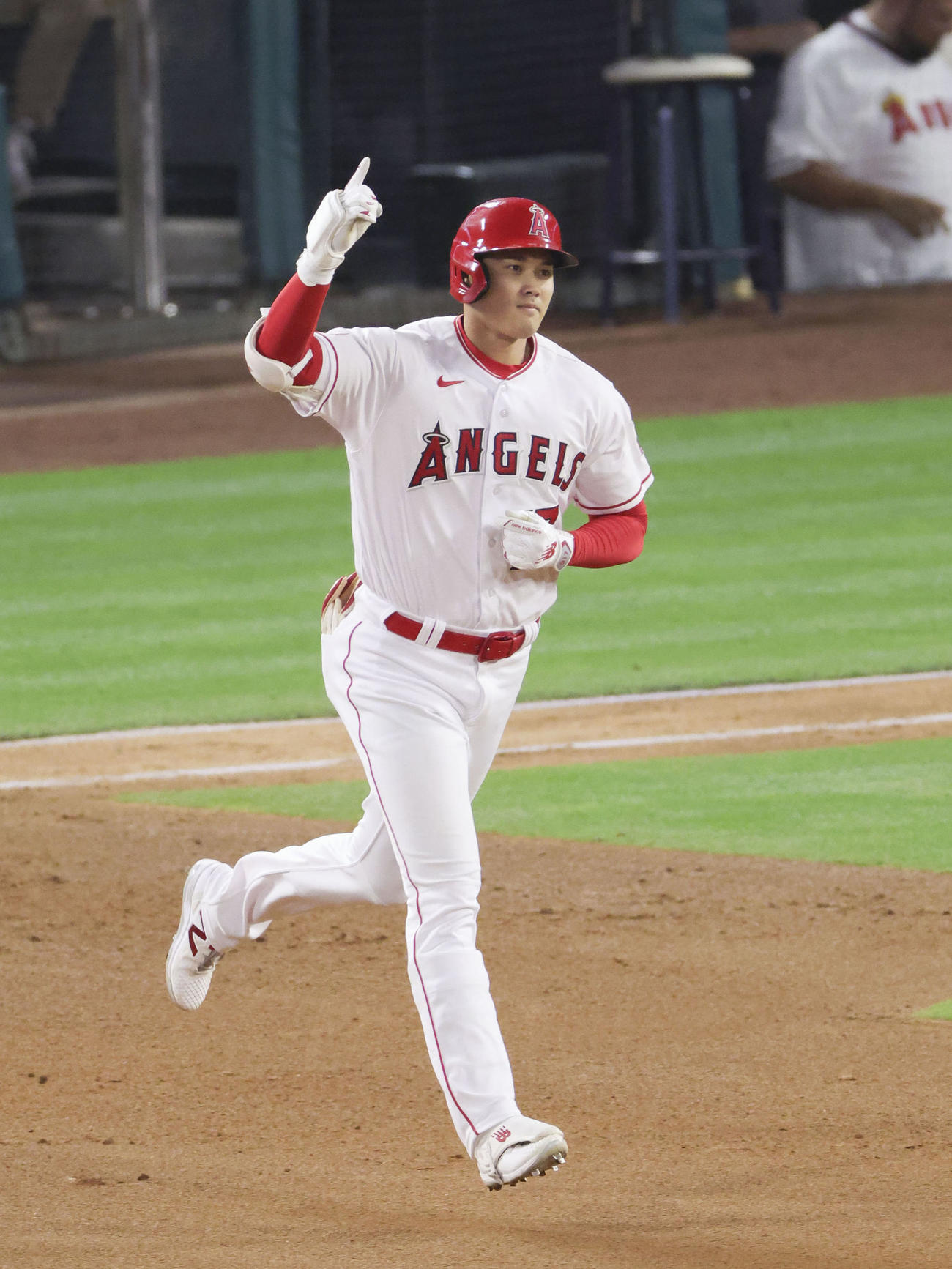 米大リーグ、ダイヤモンドバックス戦の6回、日本選手初となる3年連続の30号ソロ本塁打を放ち、塁を回るエンゼルスの大谷翔平（共同）