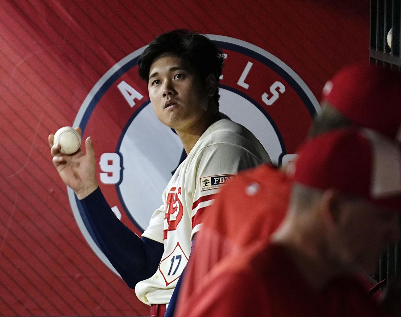 ダイヤモンドバックス戦の7回、ベンチでボールを手にするエンゼルス・大谷翔平（共同）