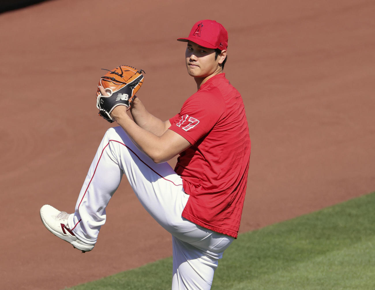 試合前、キャッチボールするエンゼルス・大谷（共同）