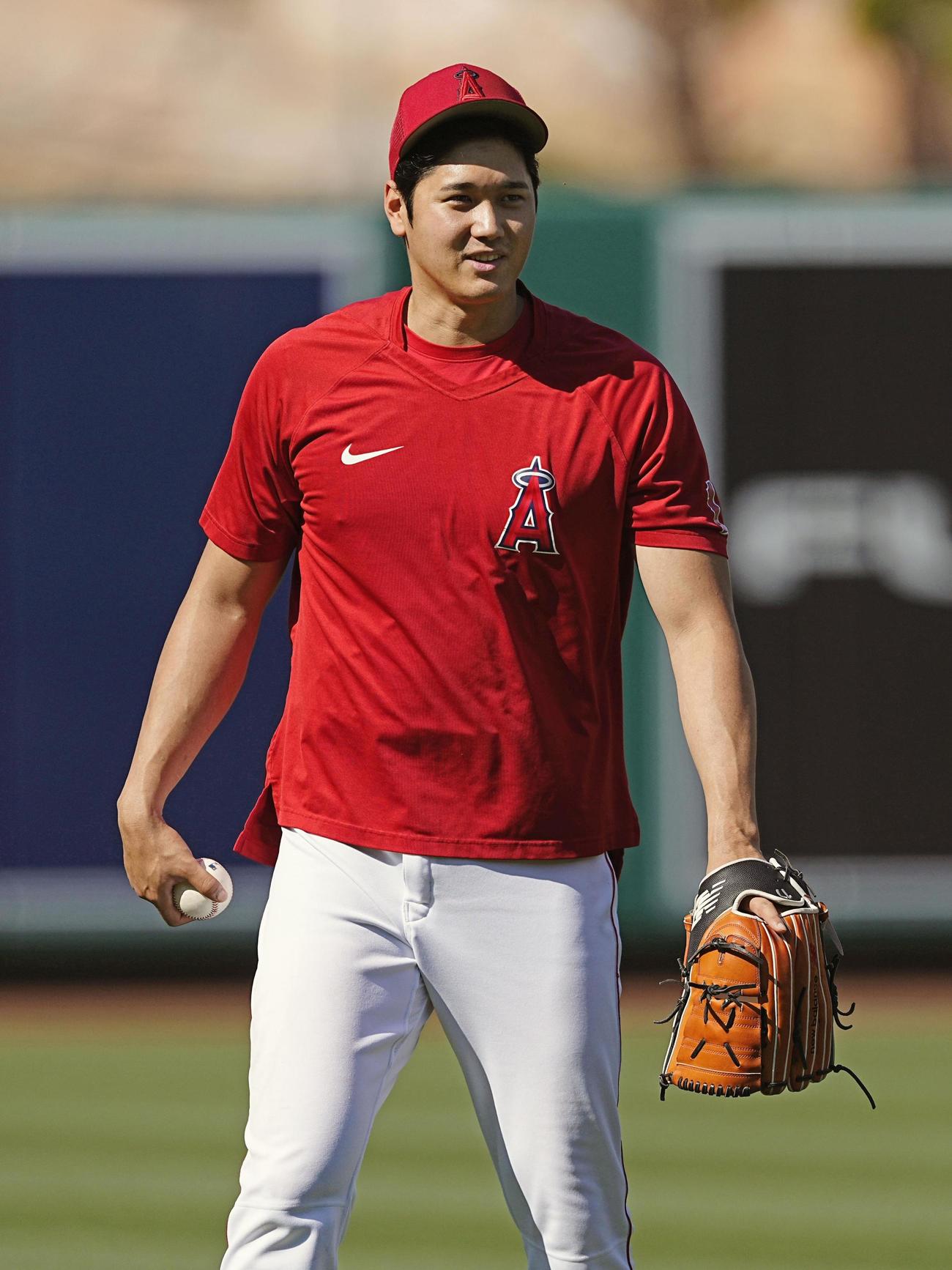 ウオーミングアップを終え、引き揚げるエンゼルス・大谷（共同）