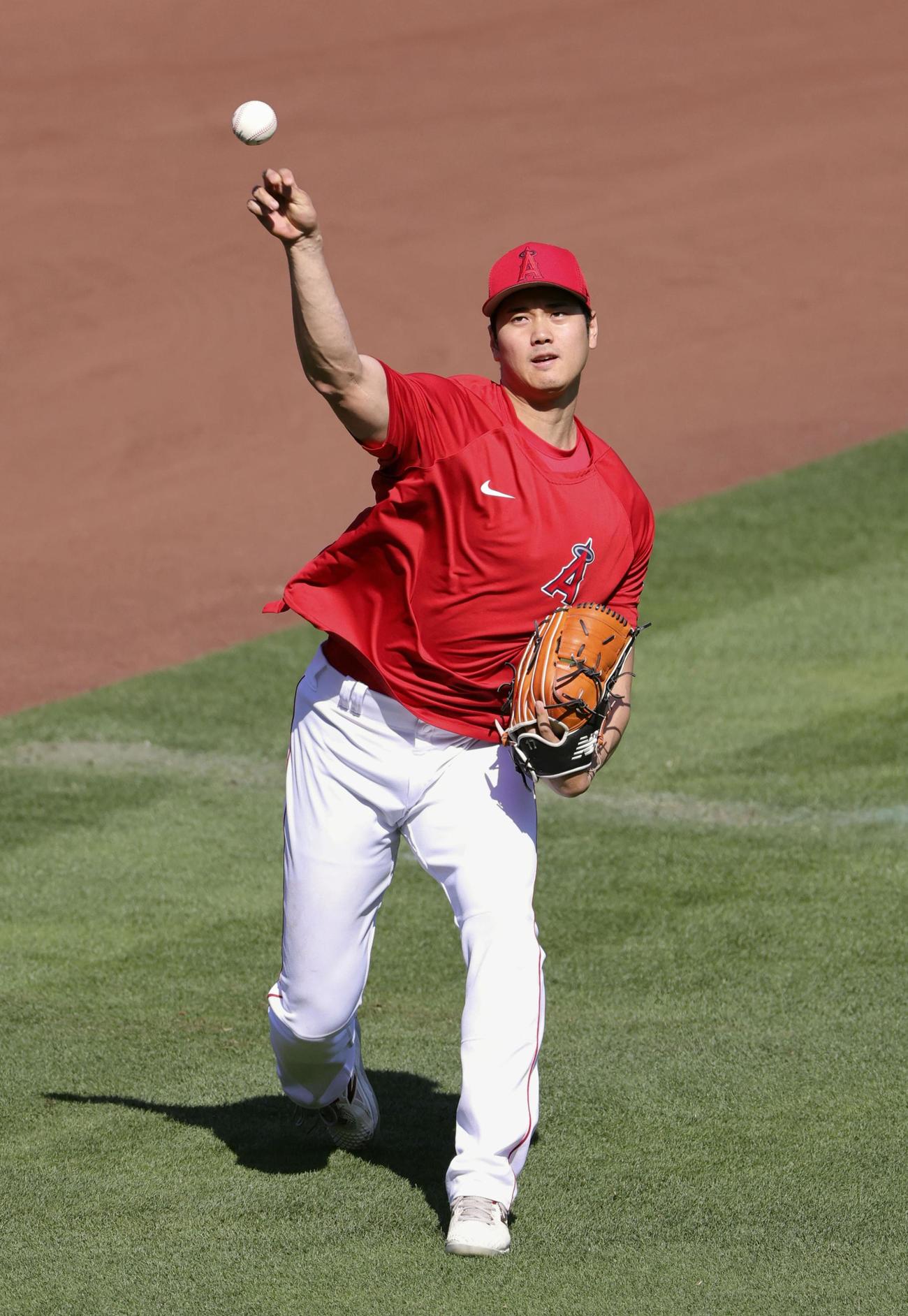 試合前、キャッチボールするエンゼルス・大谷（共同）