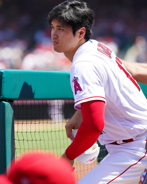 エンゼルス対ダイヤモンドバックス ベンチでエンゼルス大谷の左足に白いチョウがついたまま準備を始める(撮影・垰建太)