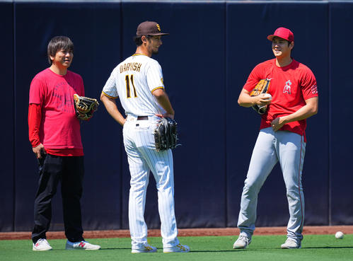 パドレス対エンゼルス　試合前練習中、言葉を交わすパドレスのダルビッシュ（中央）とエンゼルス大谷（右）と水原通訳（撮影・垰建太）