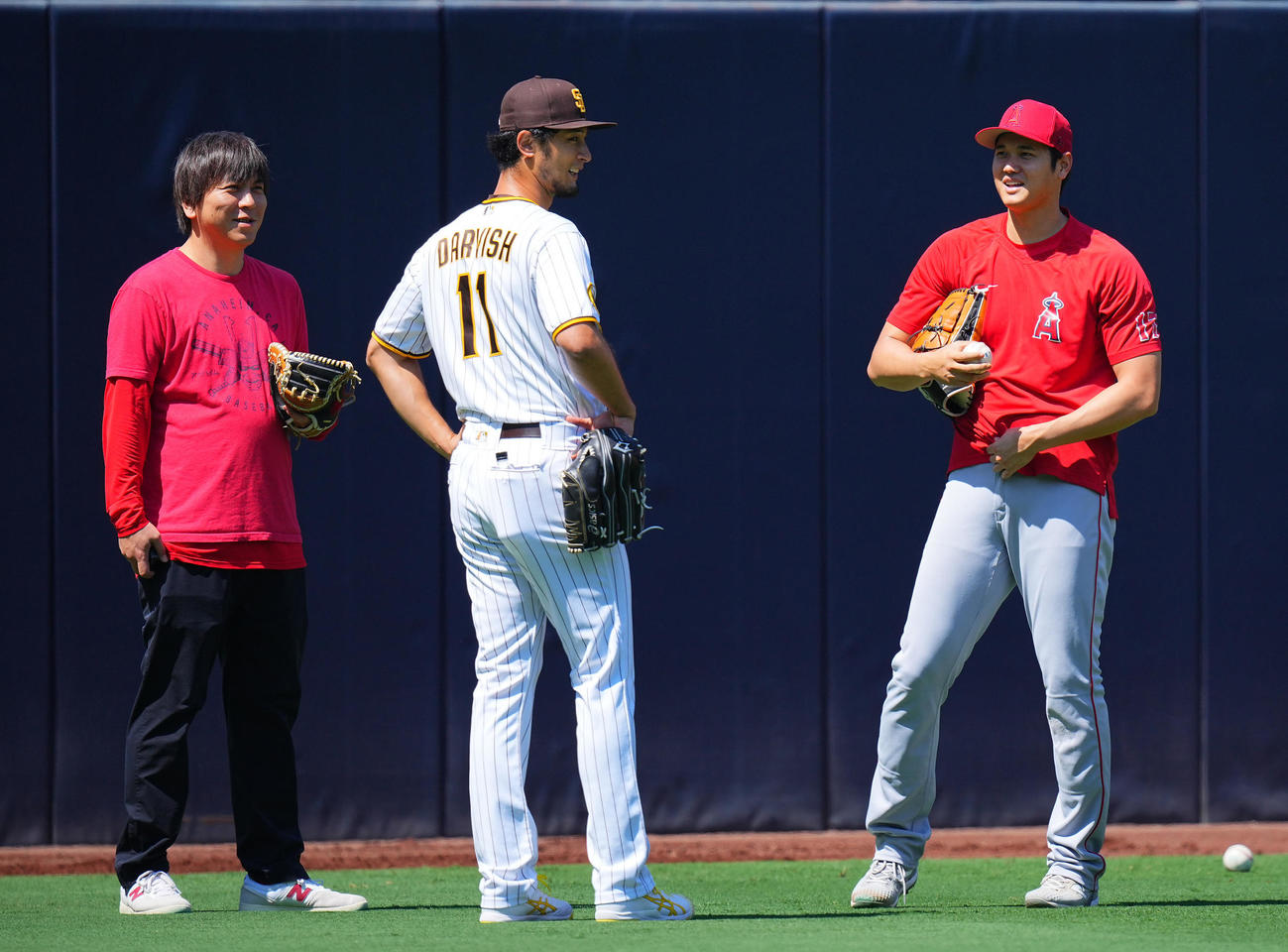 パドレス対エンゼルス　試合前練習中、言葉を交わすパドレスのダルビッシュ（中央）とエンゼルス大谷（右）と水原通訳（撮影・垰建太）