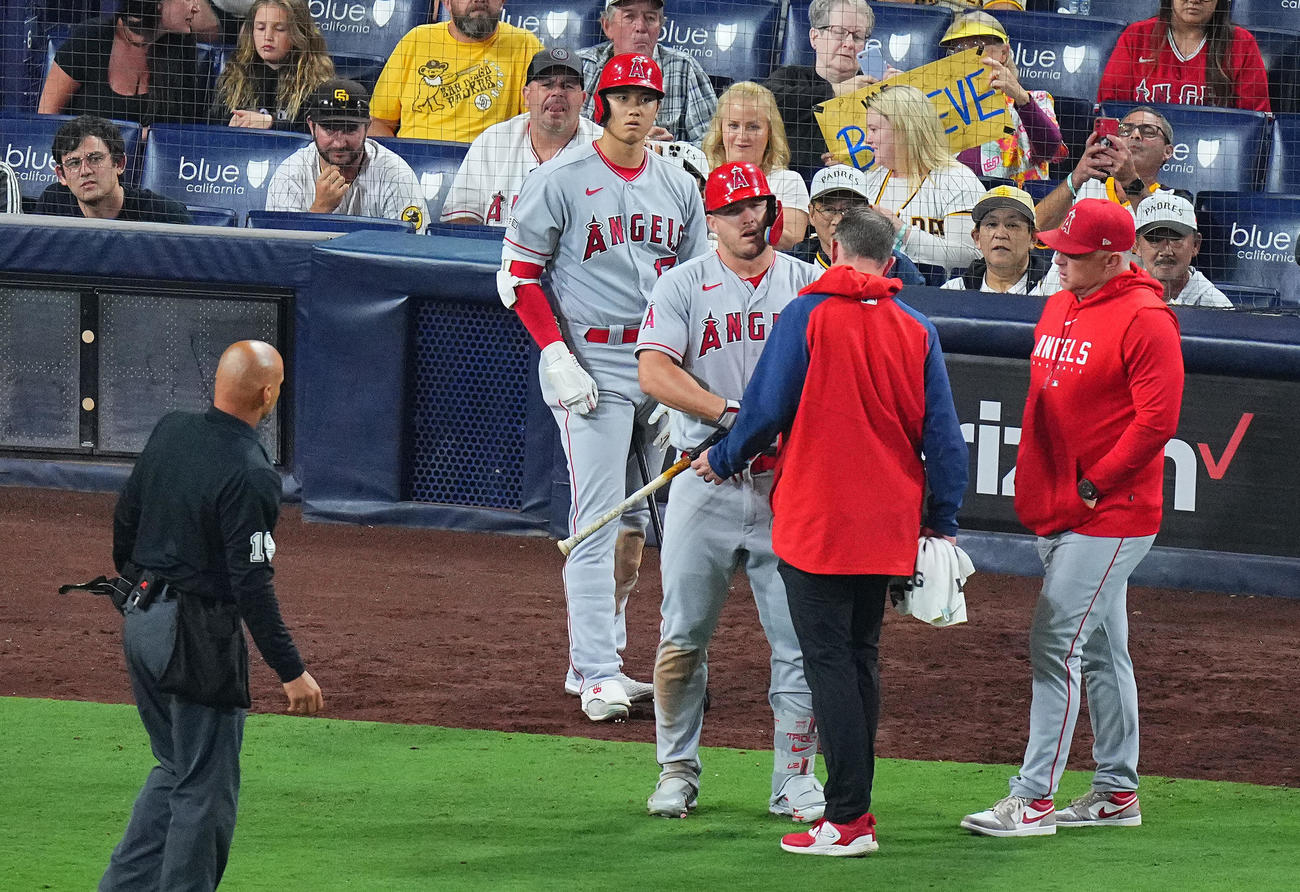 パドレス対エンゼルス　8回表エンゼルス無死、スイング後、打席を外したトラウト（中央）を見つめる大谷（同左）とネビン監督（右）（撮影・垰建太）