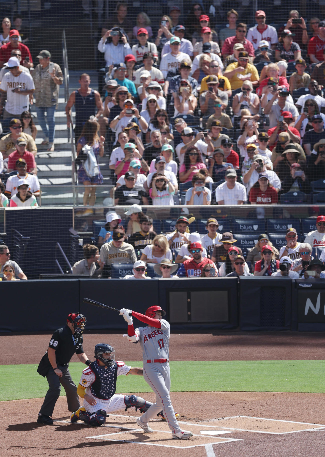 パドレス対エンゼルス　1回表エンゼルス2死、空振り三振に倒れる大谷（撮影・前田充）