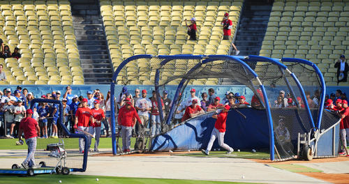ドジャース対エンゼルス 試合前、フリー打撃を行うエンゼルス大谷(撮影・垰建太)