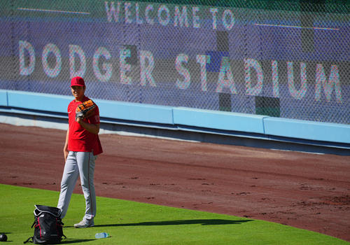 ドジャース対エンゼルス 試合前、ドジャースタジアムで投球練習を始めるエンゼルス大谷(撮影・垰建太)