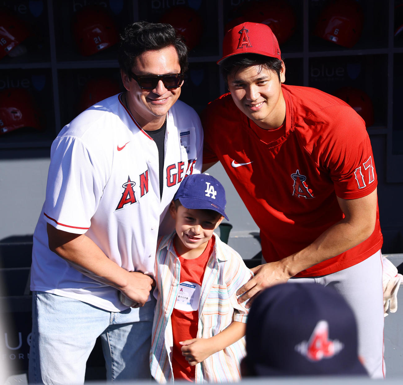 ドジャース対エンゼルス　試合前練習中、元日本ハムのメンドーサ（左）と子どもと笑顔で写真に納まるエンゼルス大谷（撮影・垰建太）