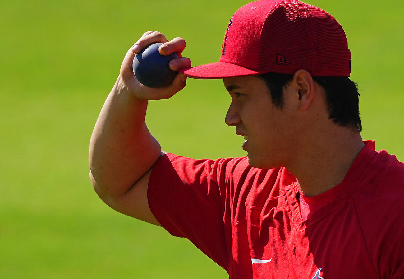 ドジャース対エンゼルス　試合前、投球練習を行うエンゼルス大谷（撮影・垰建太）