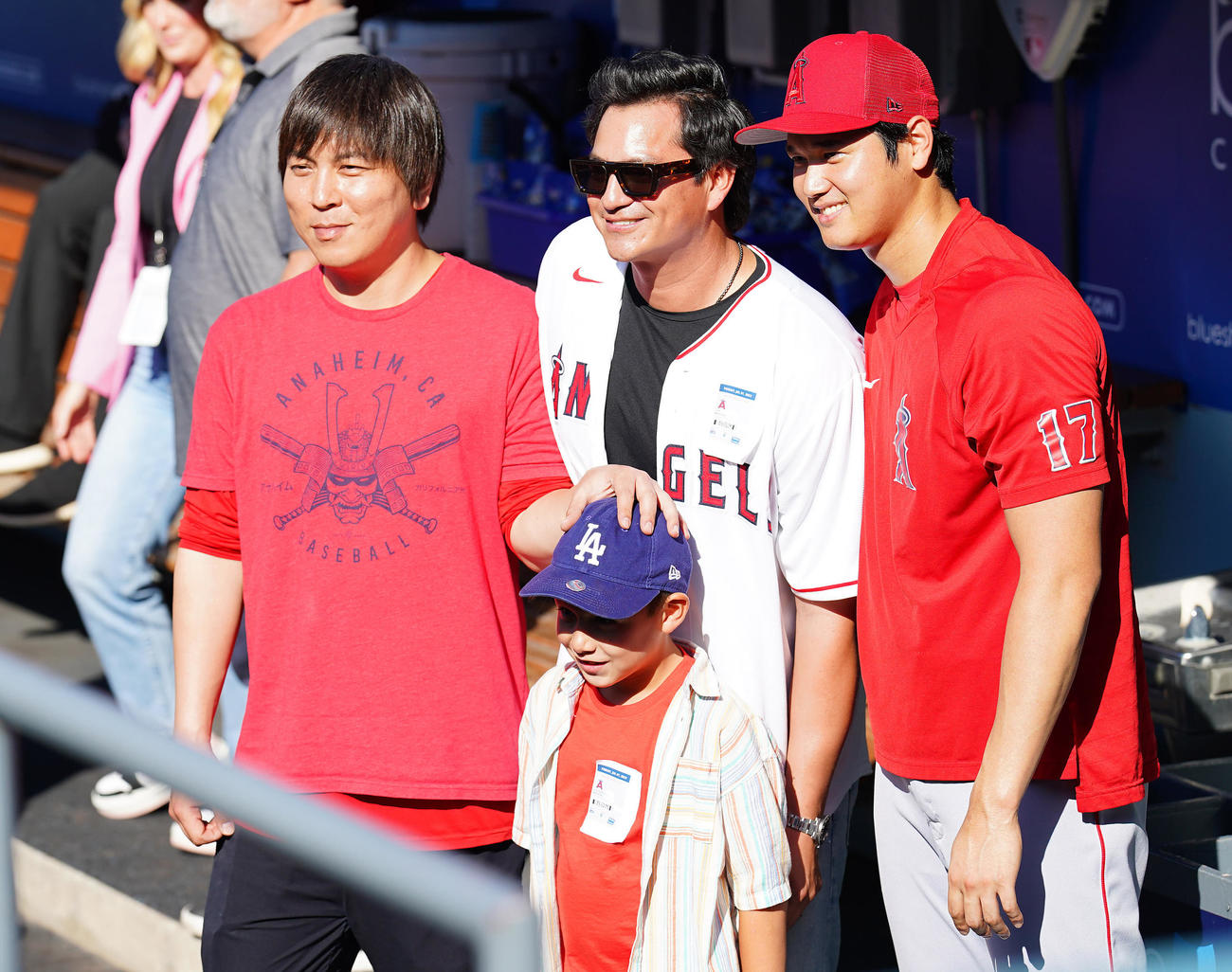 ドジャース対エンゼルス　試合前練習中、元日本ハムのメンドーサ（中央）と子どもと笑顔で写真に納まるエンゼルス大谷（右）と水原通訳（撮影・垰建太）