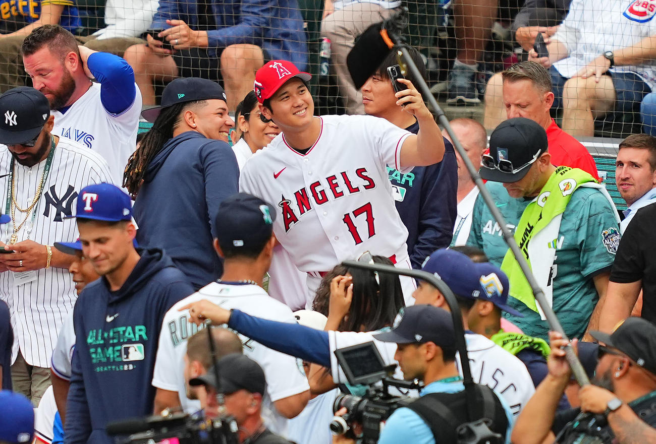 MLBホームランダービー中、ベンチでマリナーズのカスティーヨ（左）と笑顔で写真に納まるエンゼルス大谷（撮影・垰建太）