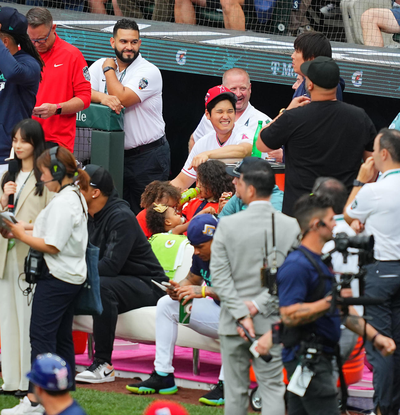 MLBホームランダービー中、ベンチで笑顔を見せるエンゼルス大谷（中央）（撮影・垰建太）