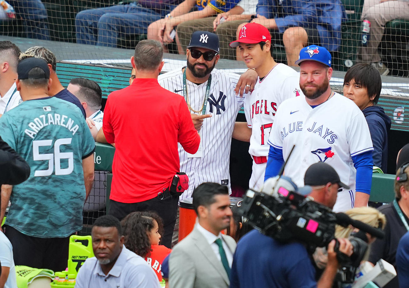 MLBホームランダービー中、ベンチで記念撮影に応じるエンゼルス大谷（中央右）（撮影・垰建太）