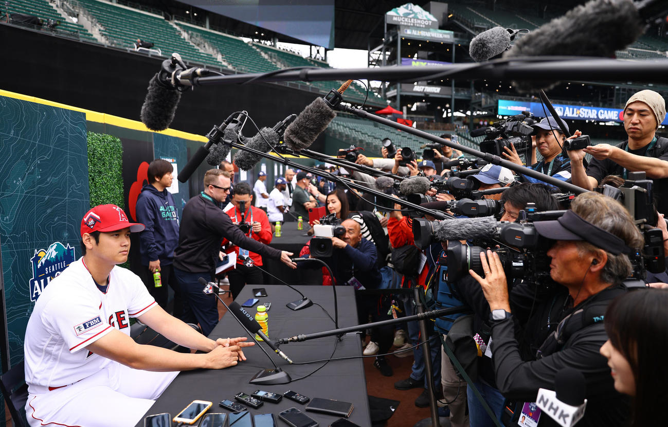 MLBオールスターゲームの前日会見で多くの報道陣の囲み取材を受けるエンゼルス大谷（撮影・垰建太）
