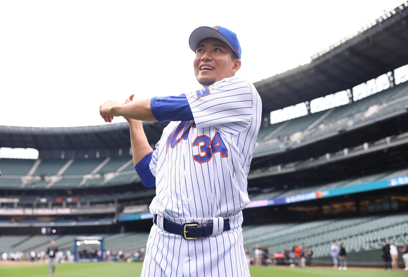 MLBオールスターゲームの前日にグラウンドに出て笑顔を見せるナ・リーグのメッツ千賀（撮影・垰建太）