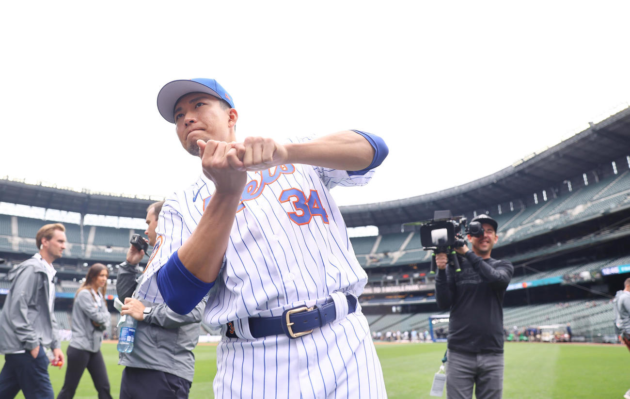 MLBオールスターゲームの前日にグラウンドに出て笑顔を見せるナ・リーグのメッツ千賀（撮影・垰建太）