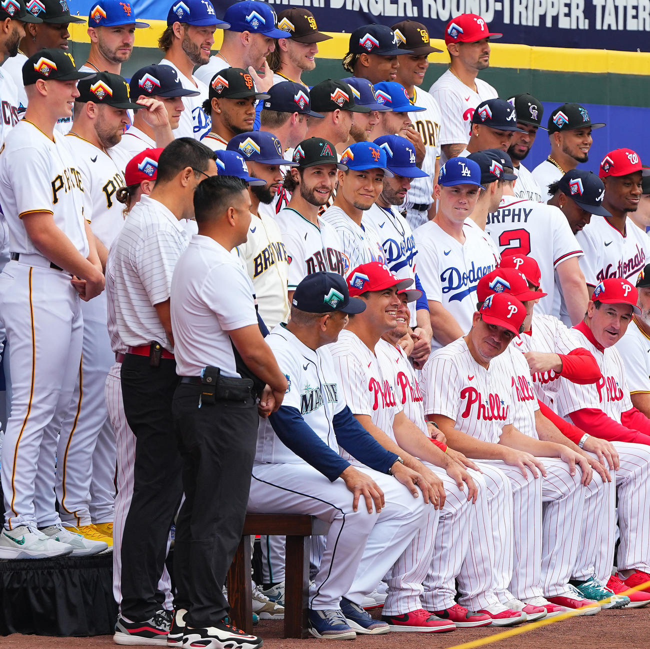 MLBオールスターゲームの前日の集合写真で並ぶナ・リーグのメッツ千賀（中央）（撮影・垰建太）