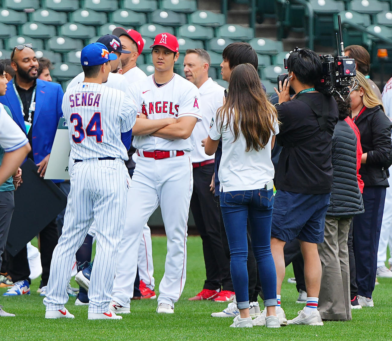MLBオールスターゲームの前日、メッツの千賀（左）と言葉を交わすエンゼルス大谷（撮影・垰建太）