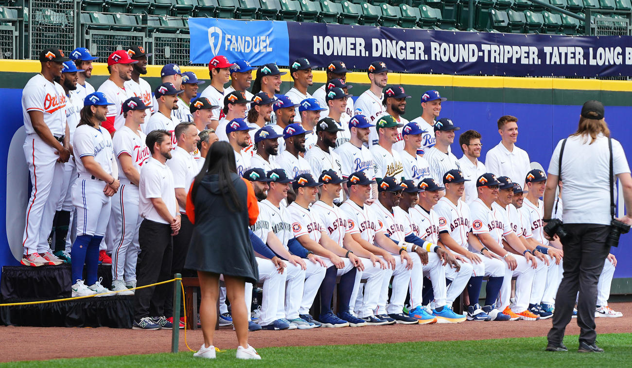 MLBオールスターゲームの前日の集合写真に納まるア・リーグのエンゼルス大谷（上段中央）（撮影・垰建太）