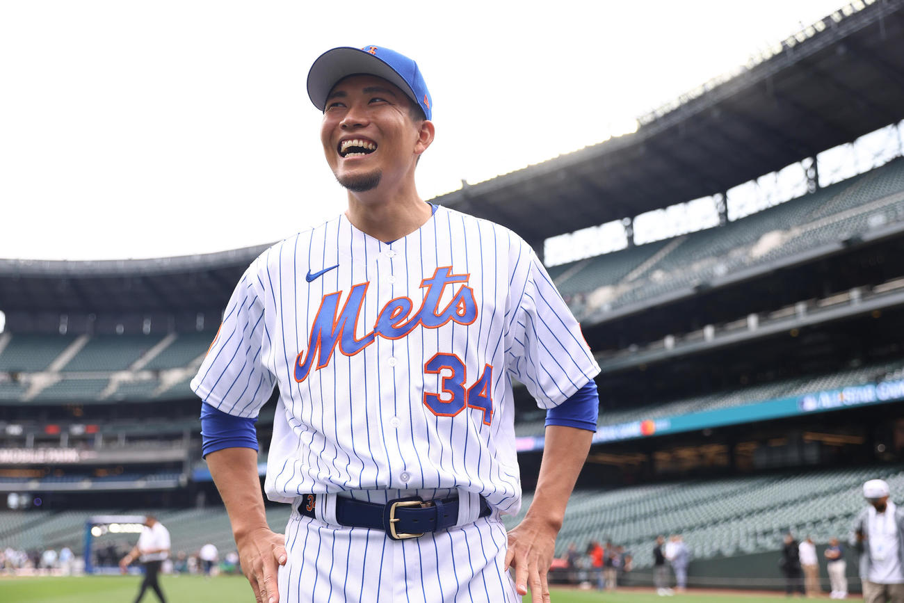 MLBオールスターゲームの前日にグラウンドに出て笑顔を見せるナ・リーグのメッツ千賀（撮影・垰建太）