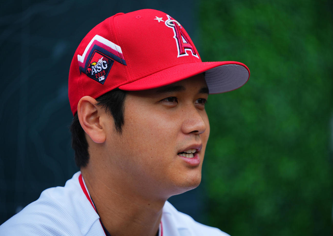 MLBオールスターゲームの前日会見で多くの報道陣の囲み取材を受けるエンゼルス大谷（撮影・垰建太）