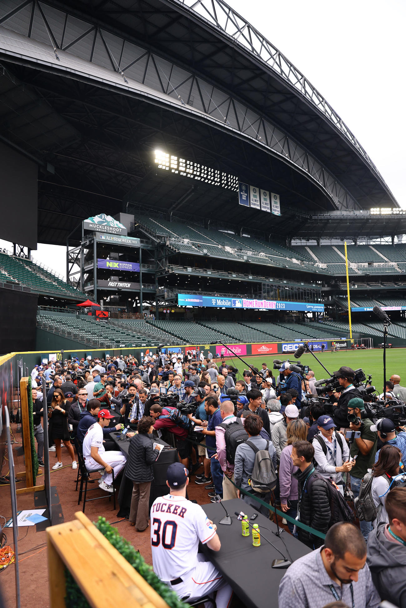 MLBオールスターゲームの前日会見で多くの報道陣の囲み取材を受けるエンゼルス大谷（左）（撮影・垰建太）