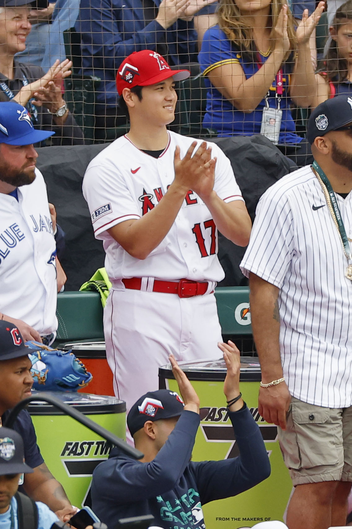 笑顔で本塁打競争を見るエンゼルス・大谷＝シアトル（共同）