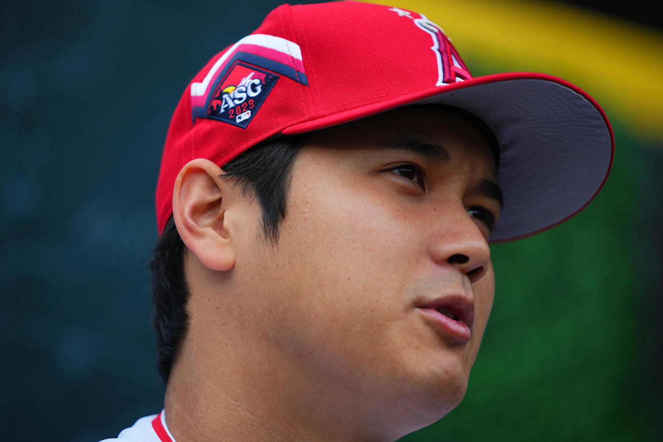 MLBオールスターゲームの前日会見で多くの報道陣の囲み取材を受けるエンゼルス大谷（撮影・垰建太）