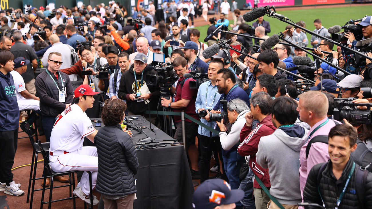 MLBオールスターゲームの前日会見で多くの報道陣の囲み取材を受けるエンゼルス大谷（撮影・垰建太）