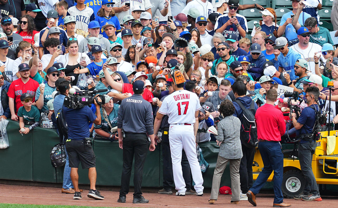 MLBホームランダービー前の練習を終え多くのファンにサインするエンゼルス大谷（中央）（撮影・垰建太）