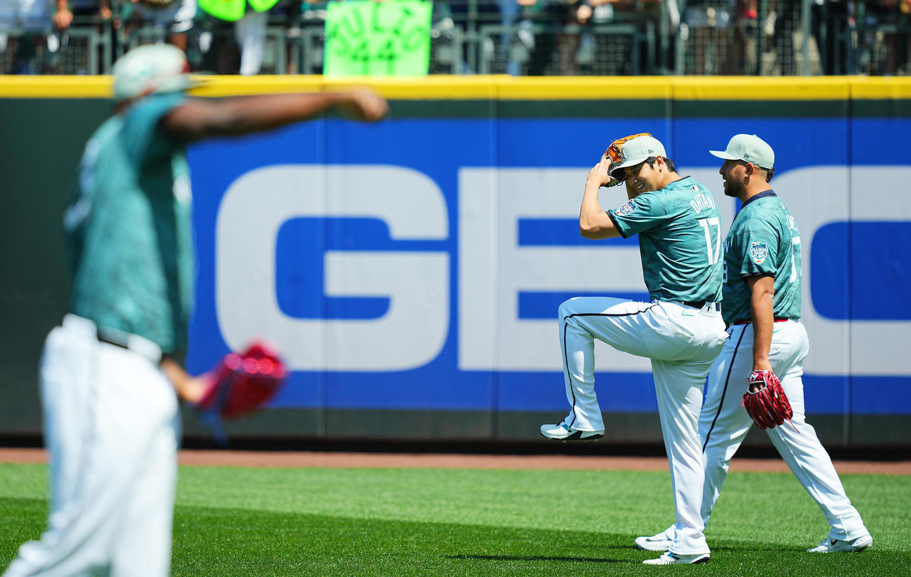MLBオールスターゲームの試合前練習中、エンゼルスの大谷（中央）はモノマネを交えチームメートと談笑する（撮影・垰建太）
