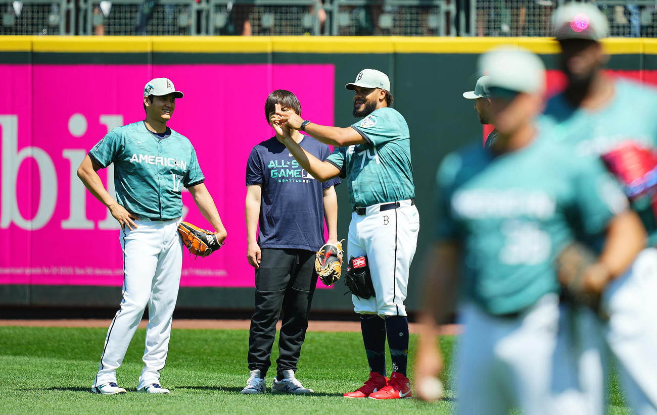 MLBオールスターゲームの試合前練習中、エンゼルスの大谷（左）はレッドソックスのジャンセンと談笑する（撮影・垰建太）