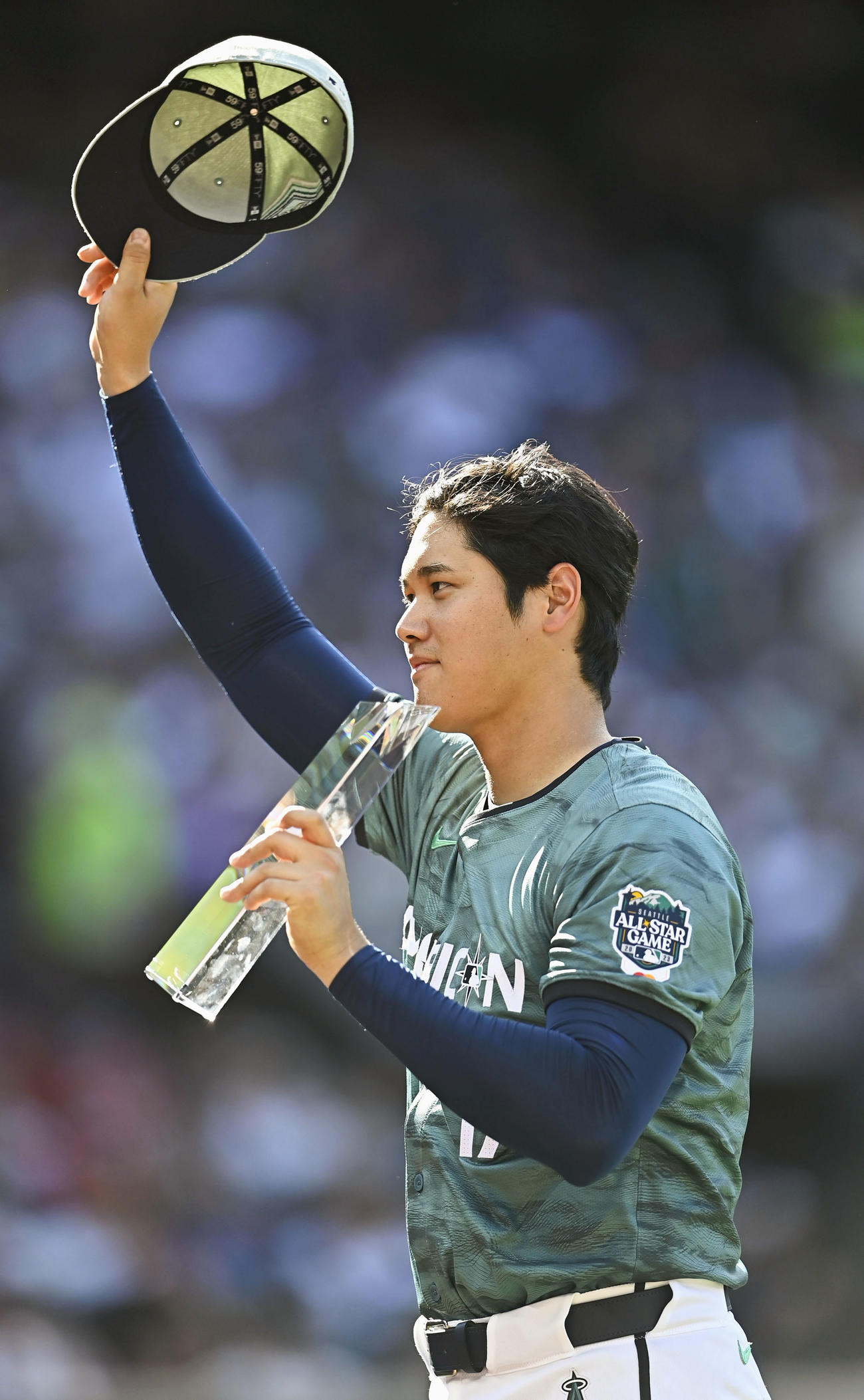 ファン投票のア・リーグ最多得票でオールスター戦に出場し、歓声に応えるエンゼルス・大谷＝シアトル（共同）