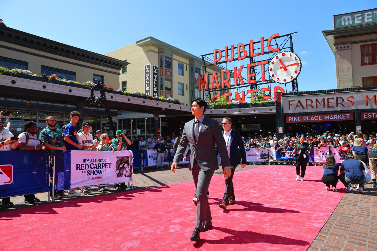 MLBオールスターゲームの前、レッドカーペットを歩くエンゼルス大谷（撮影・垰建太）