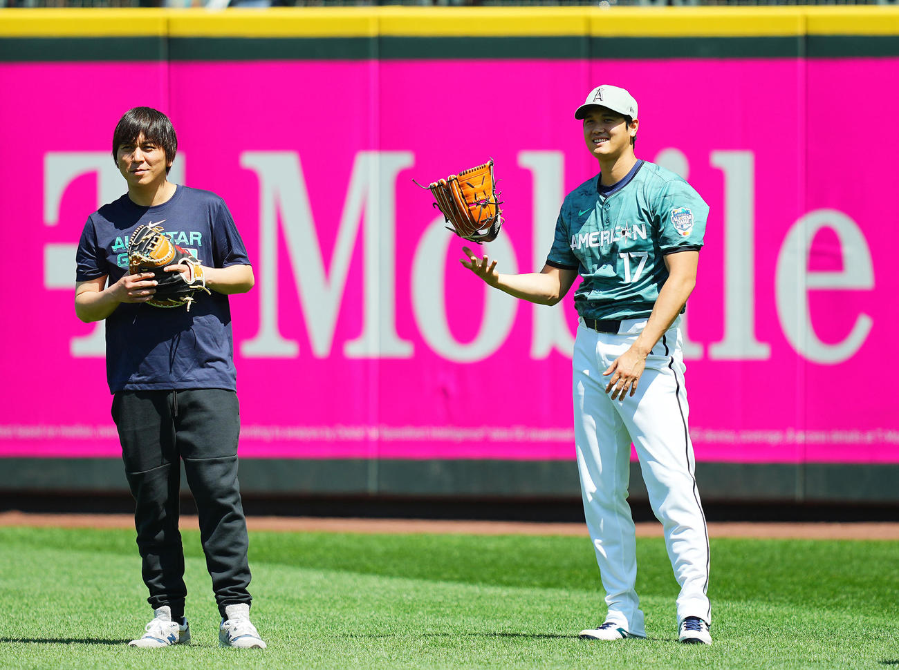 MLBオールスターゲームの試合前練習にリラックスした表情で臨むエンゼルス大谷（右）と水原通訳（撮影・垰建太）