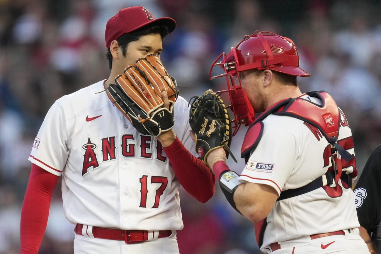 4回裏、捕手のウォードと話す大谷翔平（AP）