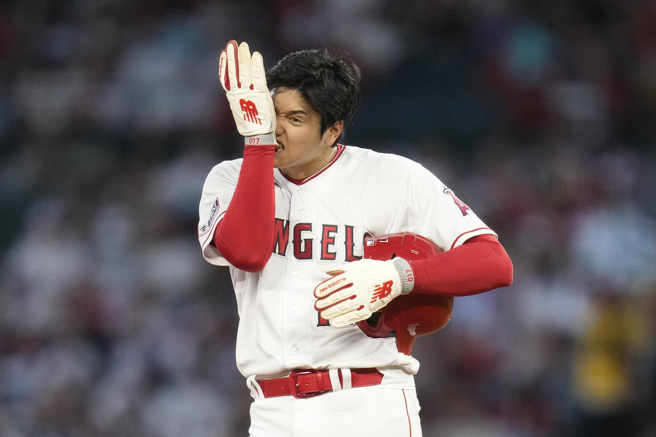 グローブを外す大谷翔平（AP）