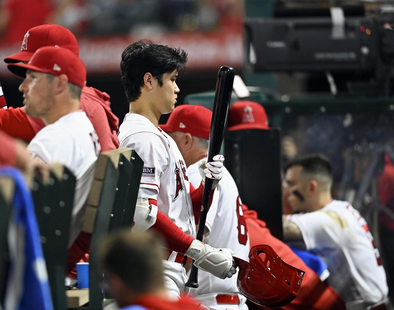 アストロズ戦の9回、三振に倒れてベンチに戻った大谷。エンゼルスは5―7で敗れ6連敗となった＝アナハイム（共同）