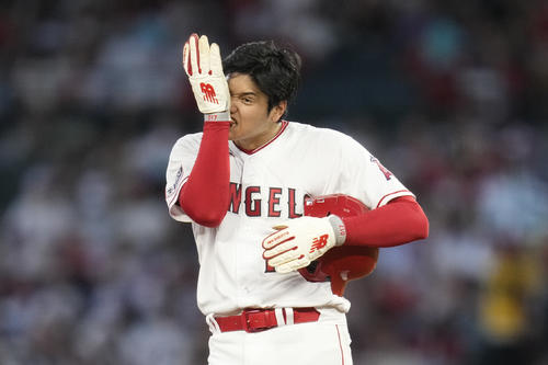 グローブを外す大谷翔平(AP)