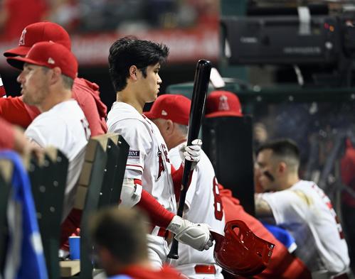 アストロズ戦の9回、三振に倒れてベンチに戻った大谷。エンゼルスは5―7で敗れ6連敗となった=アナハイム(共同)