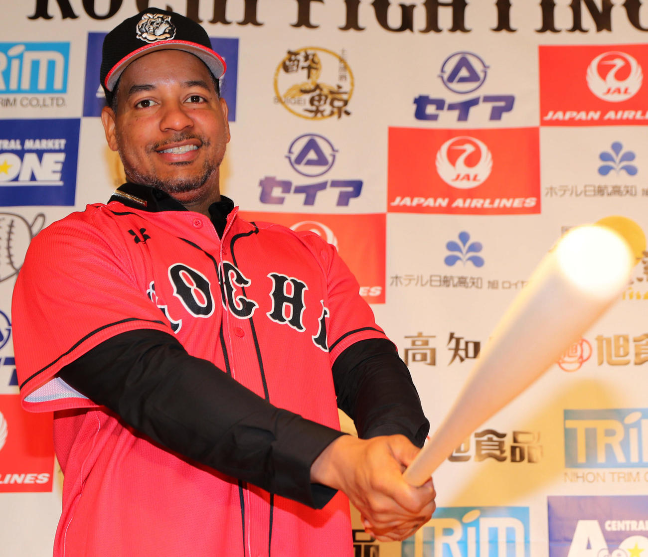 高知入団会見で笑顔を見せるマニー・ラミレス（2017年3月撮影）