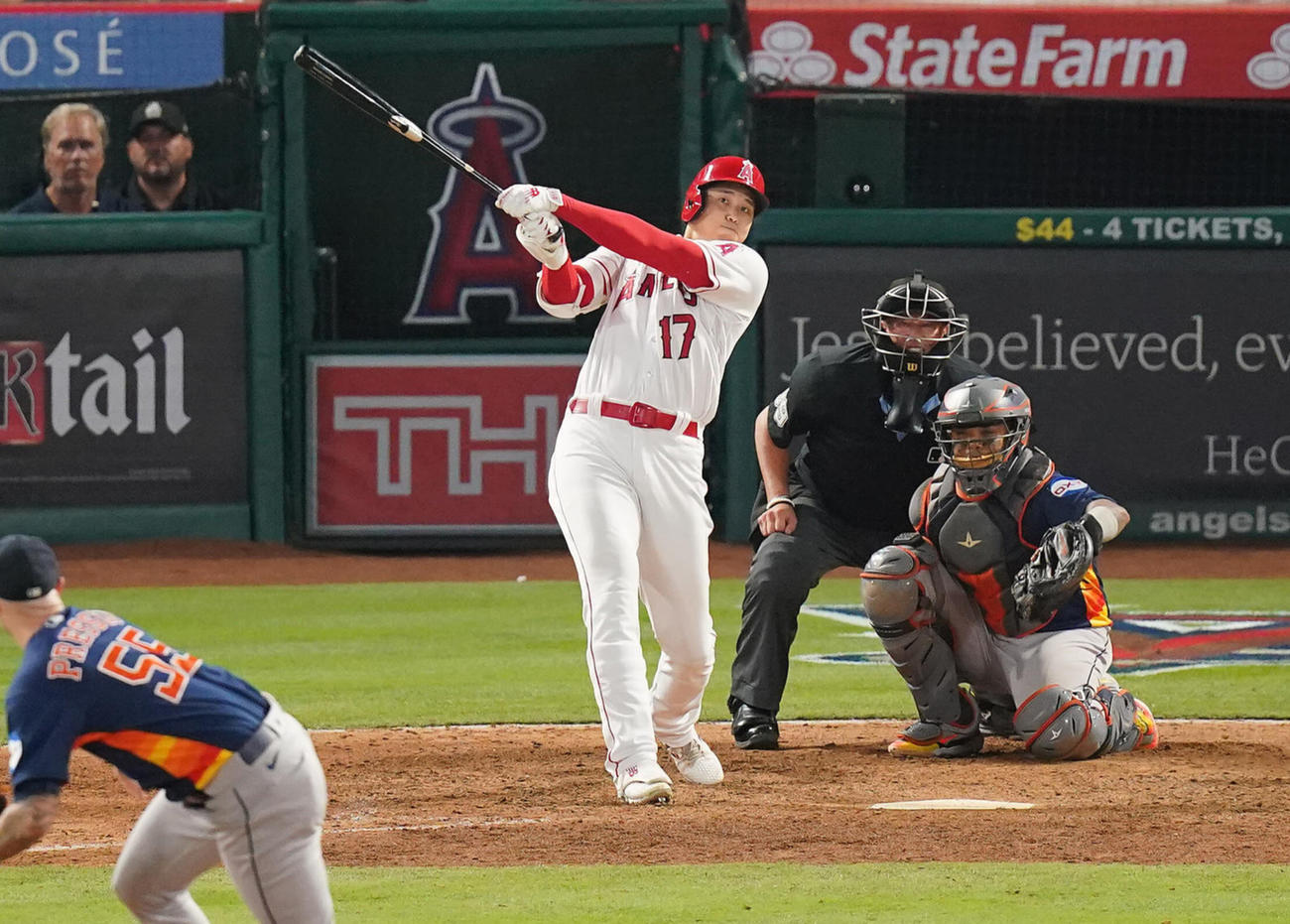 15日、33号を放つエンゼルス大谷翔平