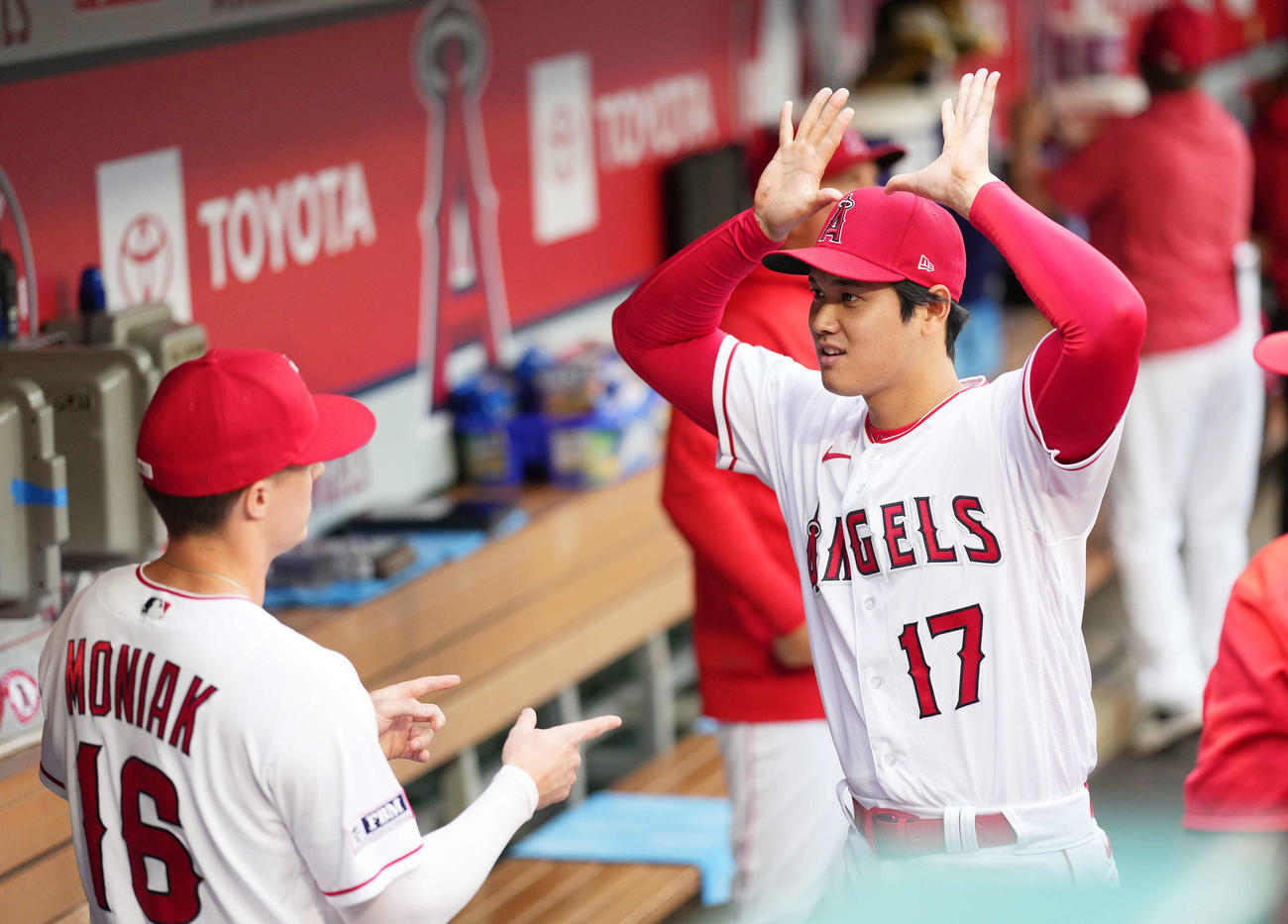 モニアク（左）に向かってミッキーマウスポーズをとる大谷（2023年5月23日撮影）